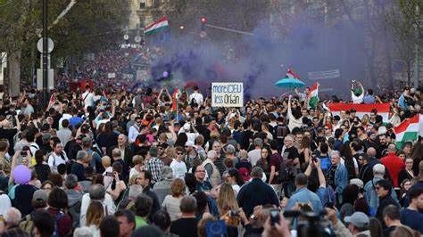 Des milliers de personnes protestent contre le gouvernement en Hongrie
