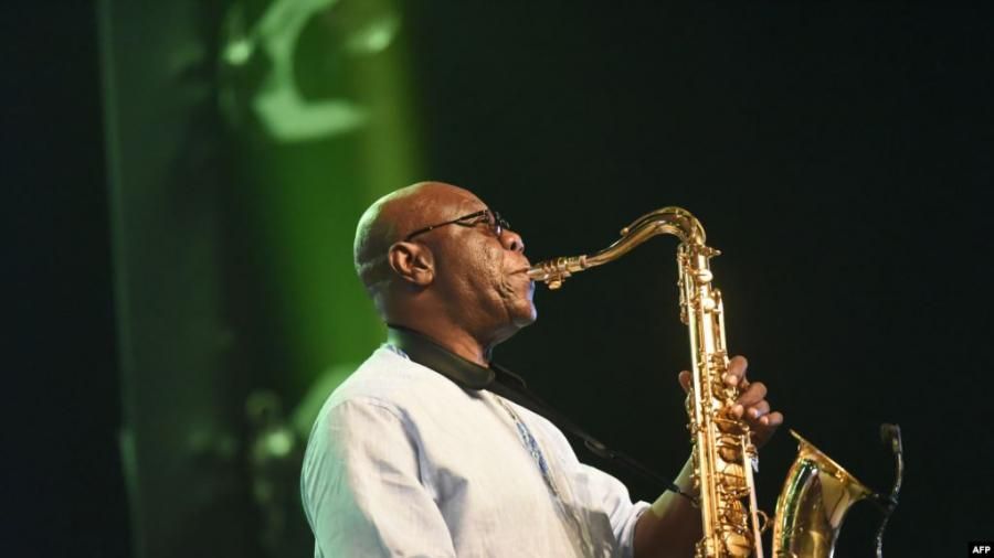 L'Héritage Musical de Manu Dibango : Qui Sera le Prochain Géant de la Scène Africaine ?