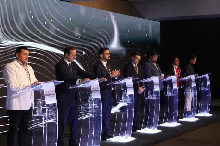 Introduction La Bolivie fait face à un moment politique décisif avec l’annonce officielle du second tour de l’élection présidentielle qui opposera deux candidats de droite, un événement inédit depuis plusieurs décennies. Ce scrutin intervient dans un contexte économique particulièrement difficile, marqué par une pénurie chronique de dollars, un rationnement sévère du carburant, et une inflation annuelle avoisinant les 25%, un record depuis 17 ans. La population est divisée entre espoir de changement et inquiétude face à la dégradation rapide des conditions de vie. Résultats du premier tour et profils des candidats Les deux candidats de droite qui s’affronteront au second tour incarnent des visions différentes pour la Bolivie, mais partagent un socle commun de rejet des gouvernements sociaux et nationalistes qui ont dominé la scène politique ces vingt dernières années. Leurs programmes misent sur la relance économique par le secteur privé, la réouverture aux investissements étrangers et une politique de rigueur budgétaire. Un contexte économique alarmant La pénurie de dollars pèse lourdement sur l’économie bolivienne, perturbant les importations, la production industrielle, et affectant dramatiquement le pouvoir d’achat. La rareté du carburant provoque déjà des manifestations sociales, ralentissements, et une paralysie partielle des transports. L’inflation galopante érode les revenus des ménages, creusant les inégalités et alimentant le mécontentement populaire. Clivages sociaux et politiques La société bolivienne est profondément divisée entre les partisans du changement exprimé par la droite et ceux qui craignent un recul des acquis sociaux. Les syndicats et mouvements populaires appellent à la vigilance, prêts à mobiliser face à des réformes perçues comme austéritaires. Enjeux géopolitiques et régionaux La Bolivie reste également au cœur des tensions régionales, notamment dans l’alliance avec d’autres pays d’Amérique latine. Le résultat de cette présidentielle aura un impact sur les relations bilatérales et la politique étrangère, notamment vis-à-vis des États-Unis et du Brésil. Perspectives pour la Bolivie Le second tour s’annonce décisif pour orienter le pays vers un avenir incertain, entre transition économique nécessaire et risques d’instabilité politique. Les observateurs internationaux suivent de près ce scrutin crucial, espérant une issue pacifique. Conclusion La présidentielle bolivienne se joue au cœur d’une crise majeure qui demande à ses futurs dirigeants un sens aigu de la responsabilité et une capacité à apaiser une société ébranlée. Mots clés puissants : présidentielle Bolivie, crise économique, inflation, pénurie carburant, candidats droite, élections 2025, division sociale, Amérique latine, transition politique, pouvoir d’achat.