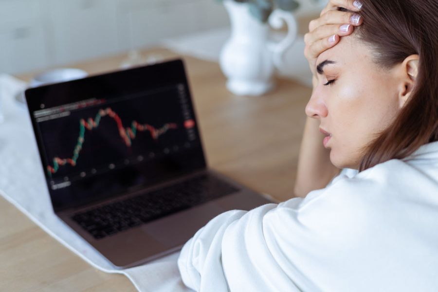 LUNDI NOIR SUR LES MARCHÉS MONDIAUX : LE SPECTRE DE L'HYPERINFLATION ET LA PANIQUE DES BOURSES