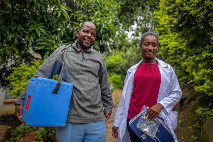 Shakira à Copacabana : "Todo Mundo no Rio" ou la diplomatie du show-business RIO DE JANEIRO – La plage de Copacabana s'apprête à vivre l'un des plus grands rassemblements musicaux de son histoire. Le projet "Todo Mundo no Rio" a officiellement confirmé la présence de la star colombienne Shakira pour un concert gratuit le 2 mai prochain. Selon les sondages publiés par El Globo ce 20 février, 74 % des Cariocas approuvent l'événement, malgré les débats sur l'usage des fonds publics. Un impact économique colossal L'organisation prévoit une affluence dépassant les 2,5 millions de personnes, surpassant le record établi par Madonna en 2024. Pour la ville de Rio, l'enjeu est financier : le concert devrait générer plus de 600 millions de réaux (environ 110 millions d'euros) pour l'économie locale. OMONDO.INFO souligne que ce modèle de "concert gratuit financé par le tourisme" devient un outil de soft-power pour le maire Eduardo Paes, transformant Rio en capitale mondiale du divertissement en plein air. Technologie et sécurité des foules Pour gérer une telle marée humaine, Rio déploie un dispositif de sécurité inédit utilisant l'IA. Un logiciel d'analyse vidéo et des capteurs thermiques surveilleront la densité de la foule en temps réel pour prévenir les mouvements de panique. Ce concert "Todo Mundo" n'est pas qu'une fête ; c'est un laboratoire de gestion urbaine pour les méga-événements de la décennie 2026-2036. Mots-clés SEO : Shakira Copacabana 2026, Todo Mundo no Rio, Concert gratuit Rio, Impact économique musique, Tourisme Brésil, Shakira Brasil, Événements Rio de Janeiro.