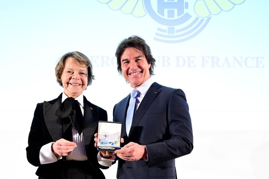 Tom Cruise honoré par la Grande Médaille de l’Aéro-Club de France : une reconnaissance controversée