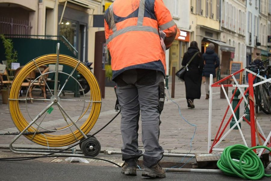 Souveraineté Numérique : Déploiement de la Fibre en Zone Rurale : Les Élus Locaux Alertent sur l’Impasse du Financement des Réseaux RIP.