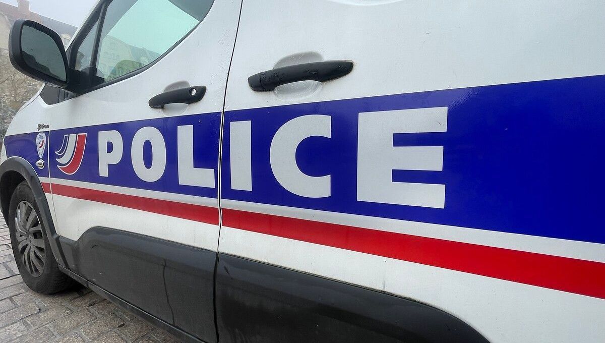 Vitry-sur-Seine : Homme Armé de Sabres Blessé par la Police - L'Enquête en Cours