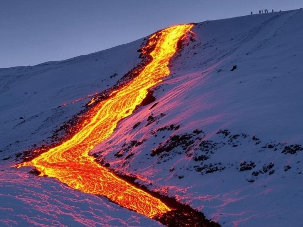 «Contraste entre lave et neige» : l'éruption du volcan Etna, un spectacle naturel menacé par le tourisme de masse