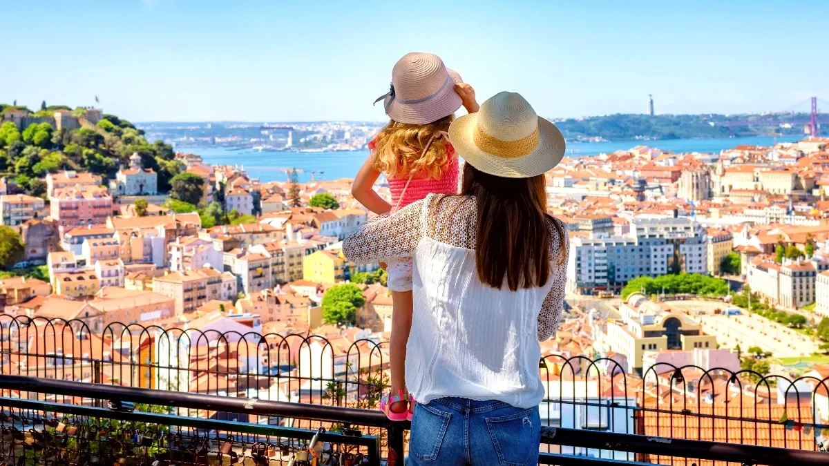 Tourisme en Méditerranée : L'Espagne et le Portugal Face aux Défis de la Gestion des Flux Touristiques