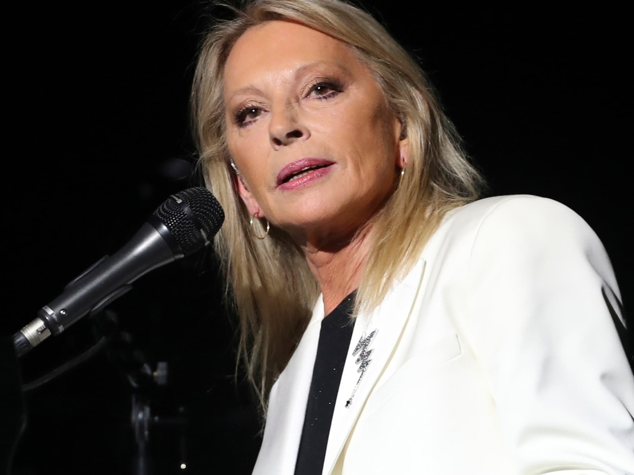 Véronique Sanson hospitalisée d'urgence : la diva de la chanson française face à un combat respiratoire aigu