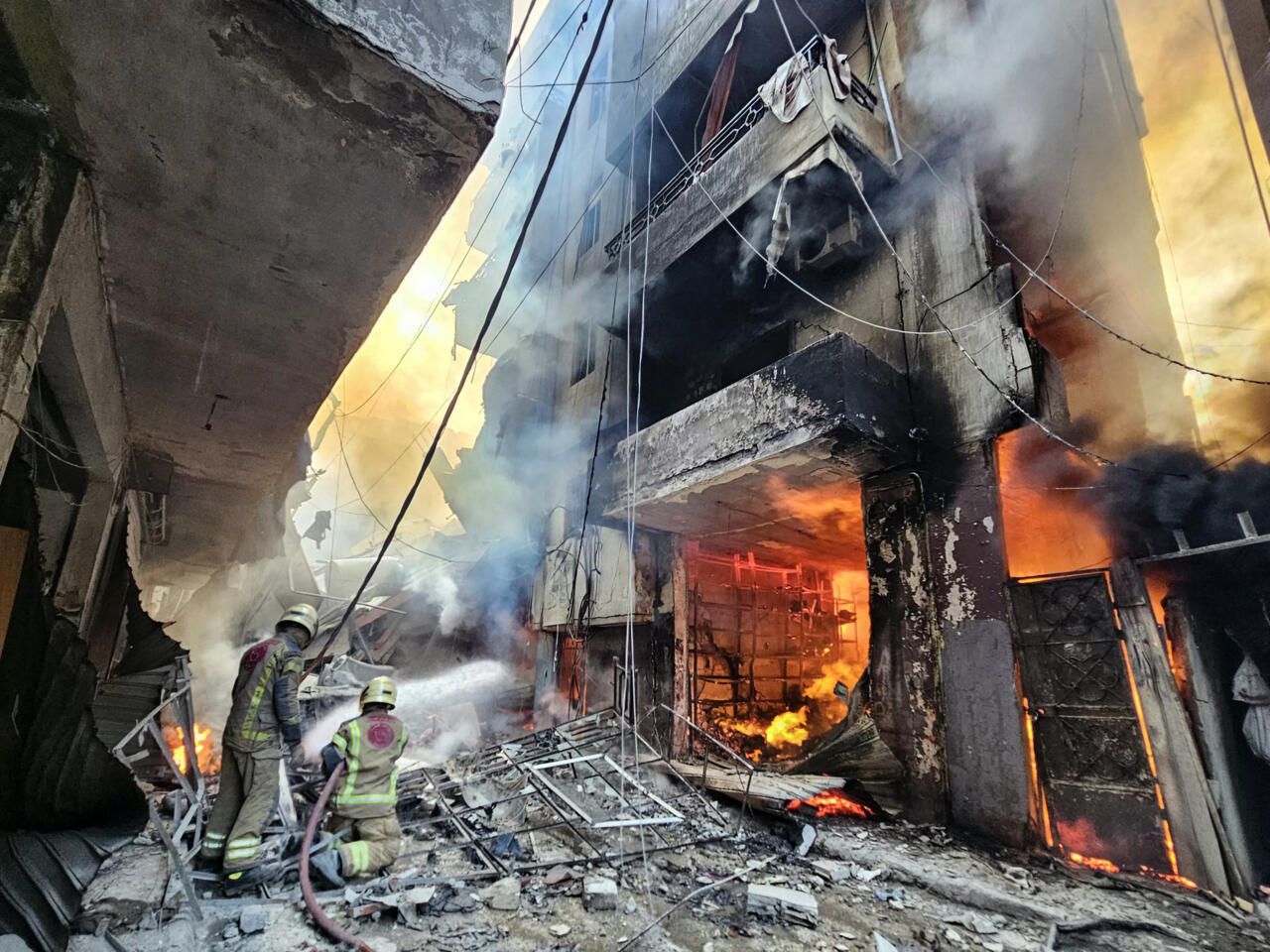 Le 5 octobre 2025, une frappe aérienne israélienne a tué deux personnes dans le sud du Liban, dont un membre important du Hezbollah, a rapporté l’agence nationale d’information libanaise (ANI). Malgré un cessez-le-feu en vigueur depuis le 27 novembre 2024 à la suite d’une année de conflit intense entre Israël et le Hezbollah, Tsahal a poursuivi ses opérations militaires dans la région, ciblant ce qu’il qualifie d’infrastructures et cadres de la « Force Radwan », unité d’élite de la branche armée du Hezbollah. Le membre tué, Hassan Atwi, commandant de la défense aérienne du Hezbollah dans la région de Nabatiyé, était un acteur clé dans la réorganisation et le réarmement de cette force, selon l’armée israélienne. Attentif aux liens entre le mouvement et l’Iran, qui reste son principal soutien, Atwi coordonnait les achats d’équipements militaires pour renforcer la capacité opérationnelle du Hezbollah, notamment avec l’acquisition de systèmes sophistiqués de défense et d’attaque. L’autre victime de la frappe était son épouse, au volant du véhicule touché. Hassan Atwi avait déjà été blessé lors d’une explosion majeure l’année précédente, perdant notamment la vue, ce qui n’avait pas entravé sa montée en responsabilité au sein de l’organisation. Cet assassinat ciblé est perçu comme une tentative d’Israël de maintenir la pression sur le Hezbollah, alors que les tensions restent vives au sud du Liban, où se concentre la majorité du dispositif militaire chiite. Depuis l’accord de cessez-le-feu, l’armée israélienne a intensifié ses frappes, notamment dans la plaine de la Békaa et la région montagneuse d’Hermel, ciblant des bases militaires et des combattants désignés. Malgré la trêve, les échanges d’attaques transfrontalières perdurent dans une escalade cyclique, affectant durablement la population civile libanaise. Des centaines de morts, blessés et déplacés sont recensés depuis 2023, dans un contexte humanitaire critique. La communauté internationale continue d’exhorter à la désescalade et au retour au dialogue politique, notamment à travers le rôle de la FINUL (Force intérimaire des Nations unies au Liban) qui maintient une présence pour prévenir un retour au conflit ouvert. Cependant, la pression d’Israël sur le Hezbollah reste stratégique, visant à limiter son autonomie militaire considérée comme une menace existant à la frontière nord d’Israël. La politique israélienne cherche aussi à compliquer les liens entre le Hezbollah et l’Iran, perçue comme un acteur déstabilisateur majeur dans la région.