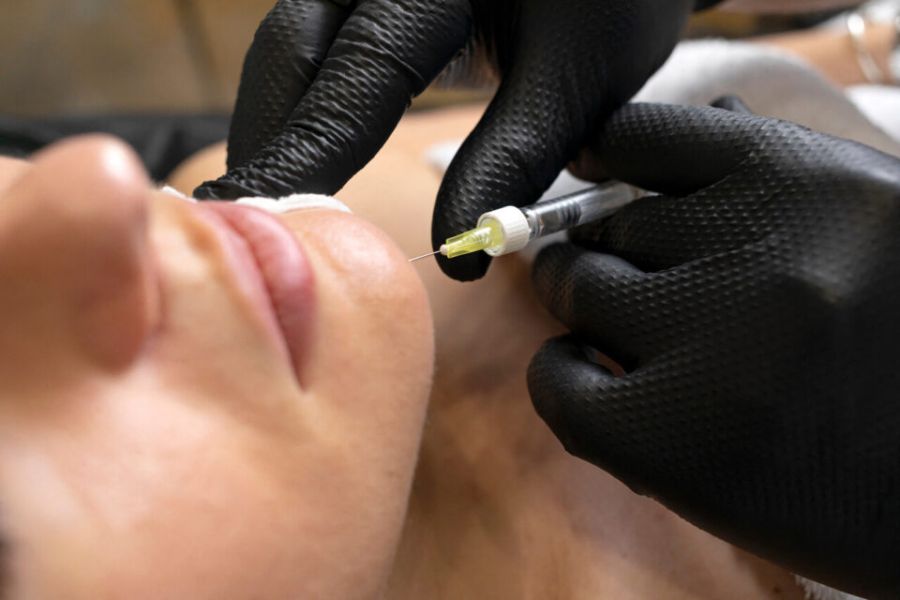 Nantes : Une femme placée en garde à vue pour exercice illégal de la médecine esthétique et usurpation de titre : Les dangers des pratiques non réglementées et l'importance de la sécurité des patients