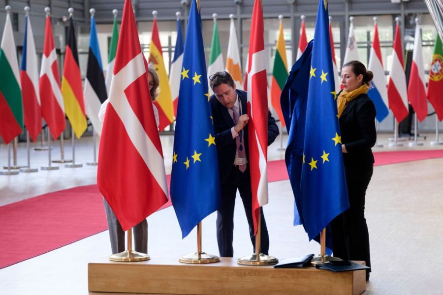 Une alliance sous tension maximale Mark Rutte, Secrétaire général de l'OTAN, traverse sa crise la plus profonde en ce début d'année 2026. Entre les pressions de Washington pour un désengagement partiel en Europe et la persistance du conflit en Ukraine, le "Cadre Futur" proposé par Rutte vise à rééquilibrer le fardeau de la défense. L'idée est simple mais révolutionnaire : créer un pilier européen autonome au sein de l'OTAN, capable de mener des opérations sans le soutien logistique systématique des États-Unis. Le défi des 3 % du PIB Le nouveau cadre exige que les pays européens portent leur budget de défense à 3 % de leur PIB d'ici 2028. Si la Pologne et les pays baltes ont déjà franchi ce cap, l'Allemagne et la France traînent des pieds pour des raisons budgétaires internes. Rutte mise sur la mutualisation des achats d'armements et le développement d'un "clou sécuritaire" cybernétique pour convaincre les plus sceptiques. La survie de l'alliance dépend de sa capacité à se réinventer. Le "Cadre Futur" n'est pas qu'un document technique ; c'est un pacte de survie politique face à un monde multipolaire de plus en plus imprévisible.