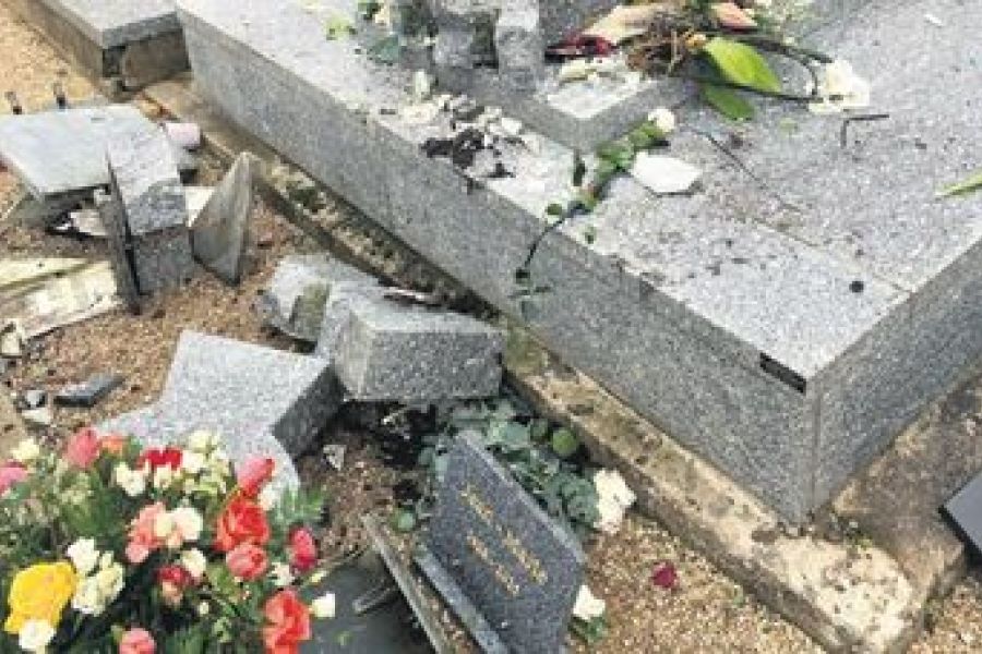 Profanation de la tombe de Jean-Marie Le Pen : indignation et enquête en cours