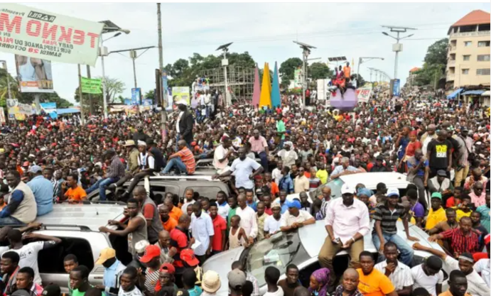 Bousculade dans un stade en Guinée : des organisations parlent d’une centaine de morts