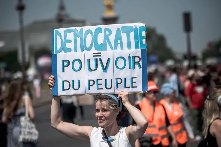 Crise de la Confiance : L'Érosion Démocratique en Occident Face à l'Ombre Autoritaire