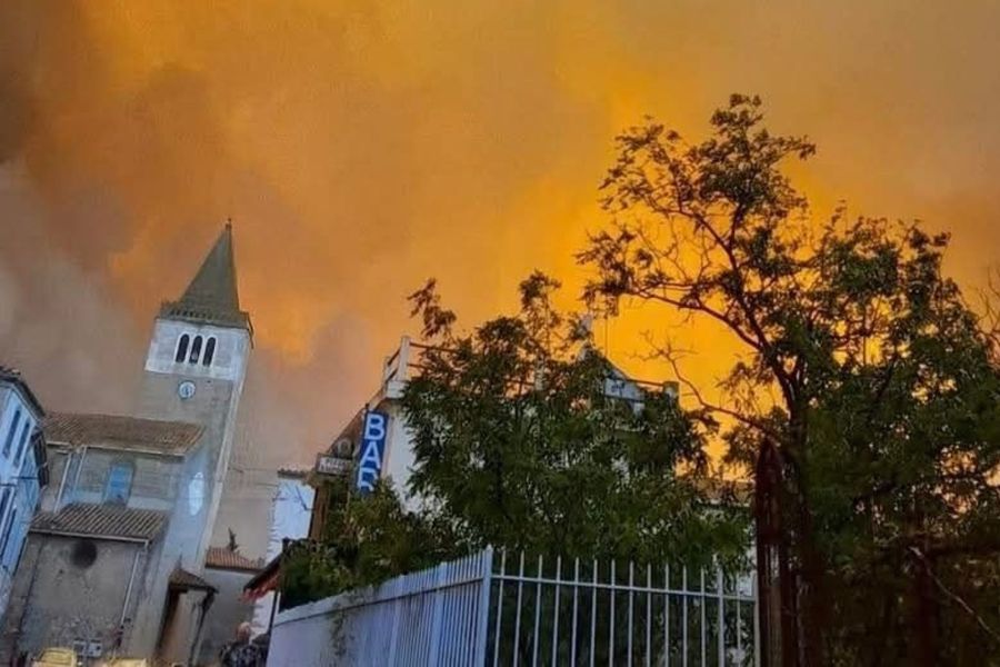 Incendie géant dans l’Aude, la France affronte le plus vaste feu depuis 1949, bilan tragique et villages évacués.