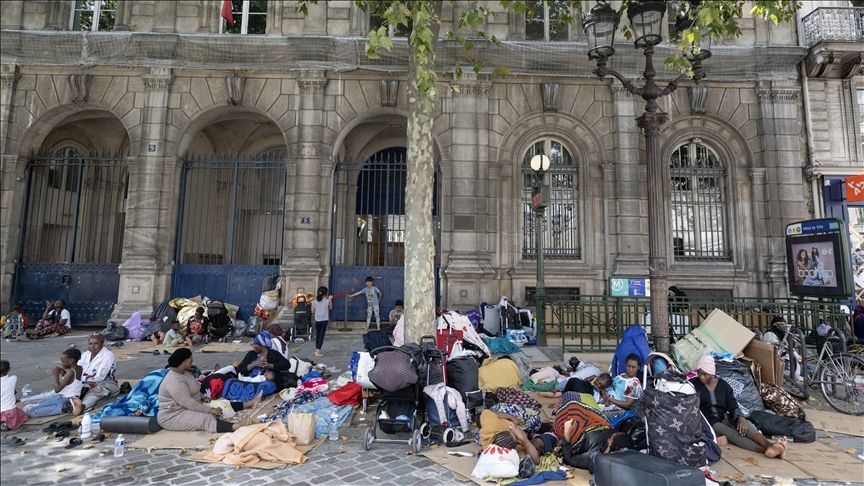 Paris – Migrants évacués en masse devant l’Hôtel de Ville, le drame humanitaire s’aggrave