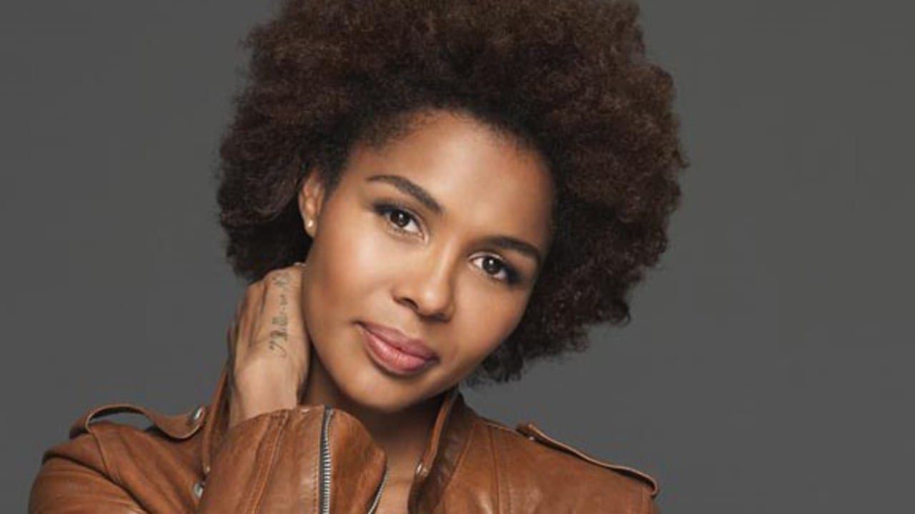 La chanteuse Ayo, révélée en 2006 avec "Down on my knees", fait son retour musical avec un nouvel album intitulé "Mami Wata", fruit d'une renaissance personnelle à Tahiti.