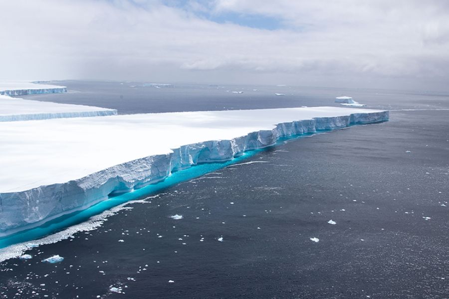 Un des plus grands icebergs du monde fond sous les yeux des scientifiques, nouvelle alerte sur l’Antarctique