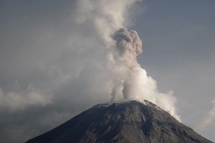 volcan Lewotobi Laki-Laki, l’éruption en Indonésie paralyse le trafic aérien à Bali