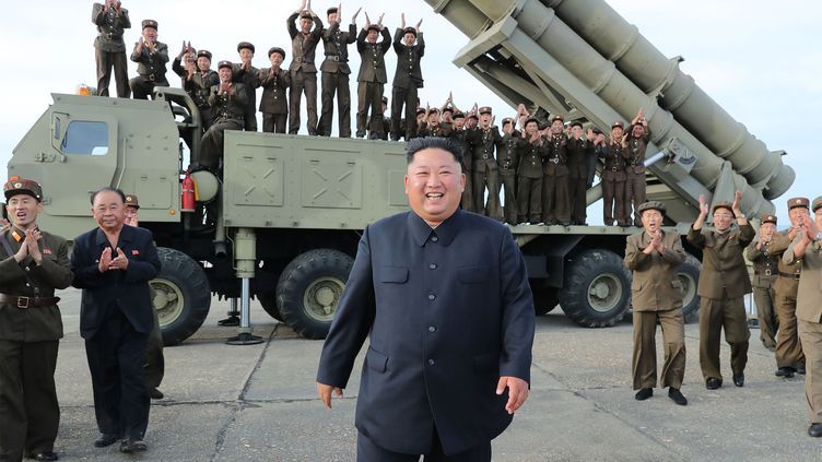 La Corée du Nord poursuit son programme d'armement : Nouveaux tirs de missiles et ambitions maritimes