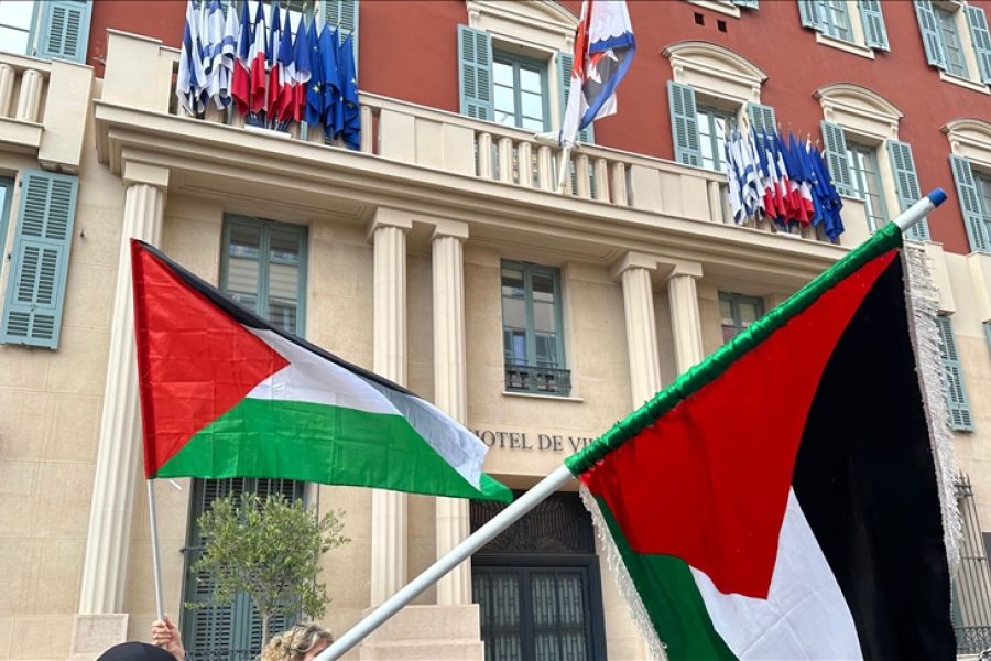 Drapeaux étrangers et neutralité : le cas du drapeau israélien à Nice relance le débat