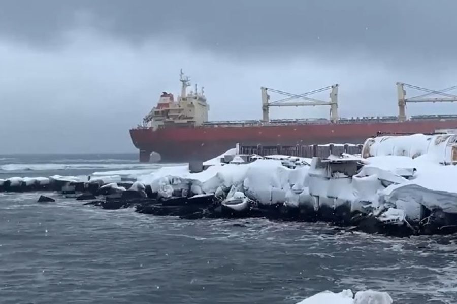 Russie : Les images impressionnantes d’un cargo chinois échoué en mer du Japon, avec 706 tonnes de fioul à bord.