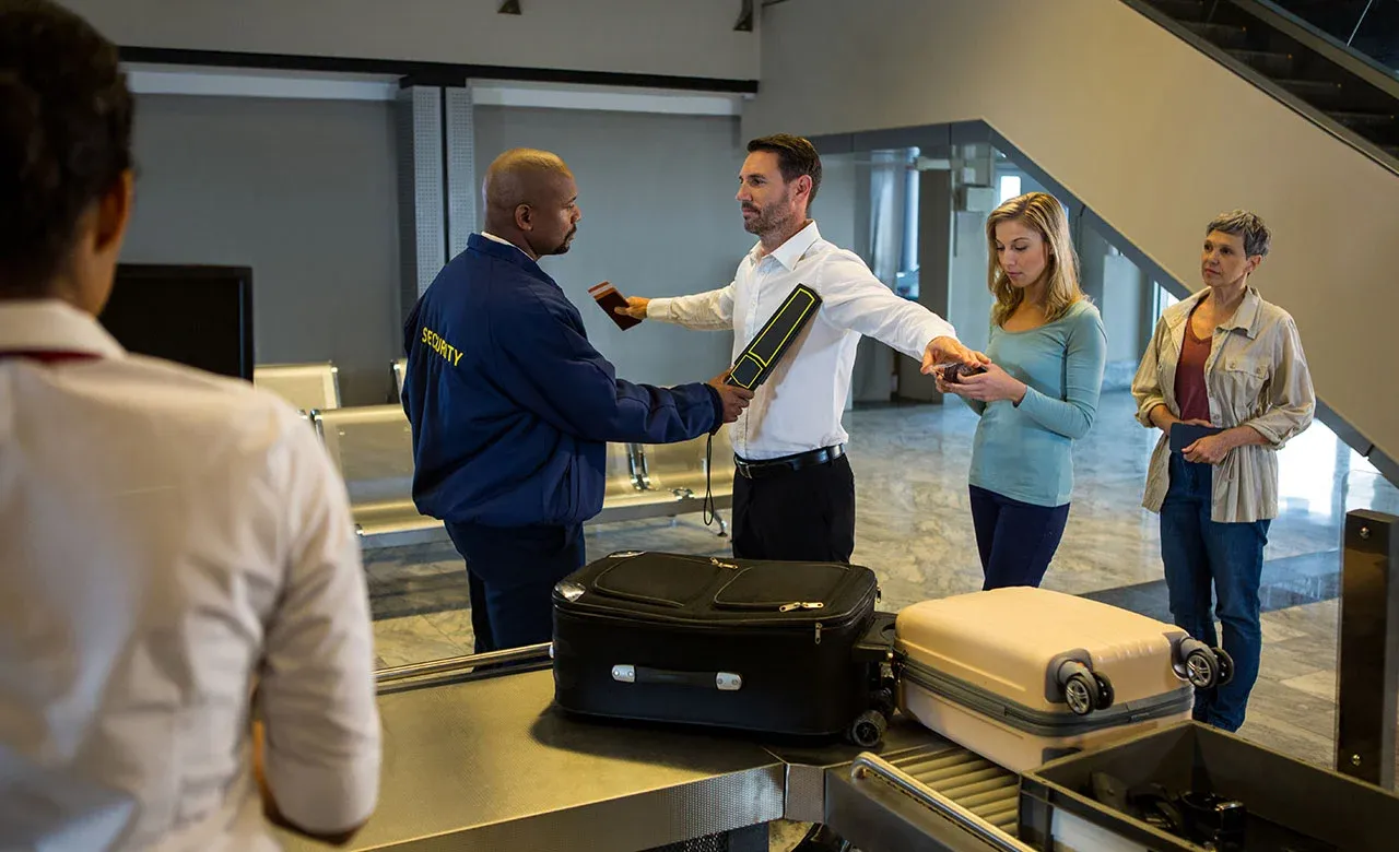 Violences Policières — La vidéo de la fouille au corps qui brise le récit officiel