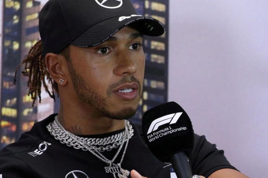 Stars et people : Lewis Hamilton se prend au jeu - On l'a vu à Paris au stade