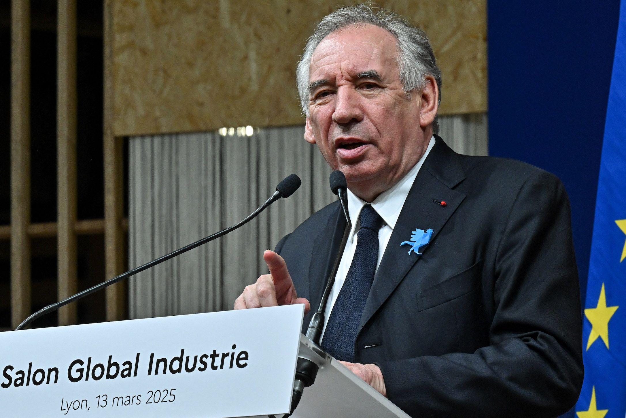 Guerre commerciale : François Bayrou estime que des « maladresses » ont été commises dans la réponse européenne à Trump : Un appel à l'apaisement et à la coopération transatlantique