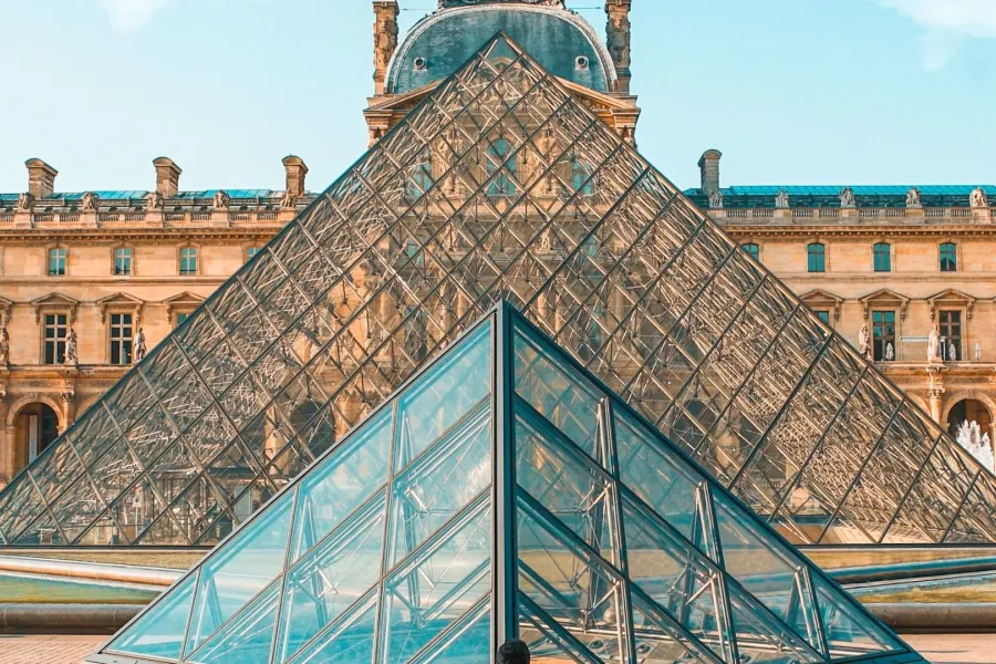 Les "Fashion-Tech" : Comment l'intelligence artificielle redéfinit la création et la consommation dans le luxe