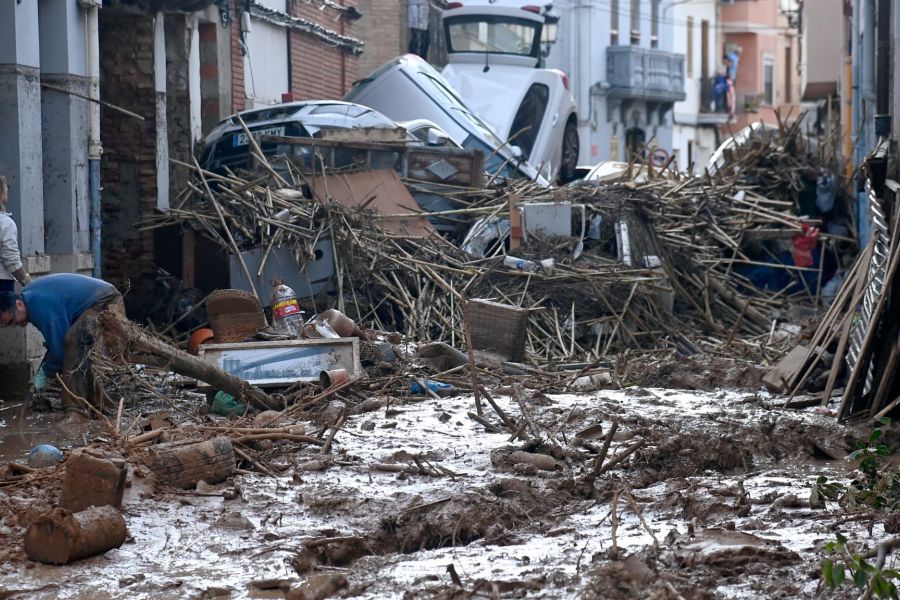 La tempête Olivier balaie l'Europe ce week-end : vents violents, pluies torrentielles et risques d'inondations - Les régions à surveiller, les recommandations de sécurité, l'impact sur les transports et les activités de plein air