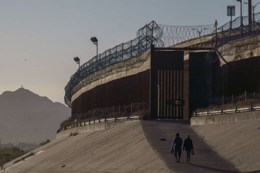 Les États-Unis peignent leur mur frontalier en noir pour prévenir l’escalade des migrants : une mesure controversée