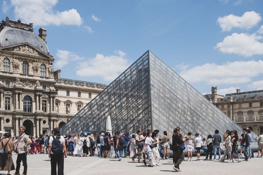 Le Louvre bloqué par une grève surprise : touristes furieux, la France face à la crise du service public