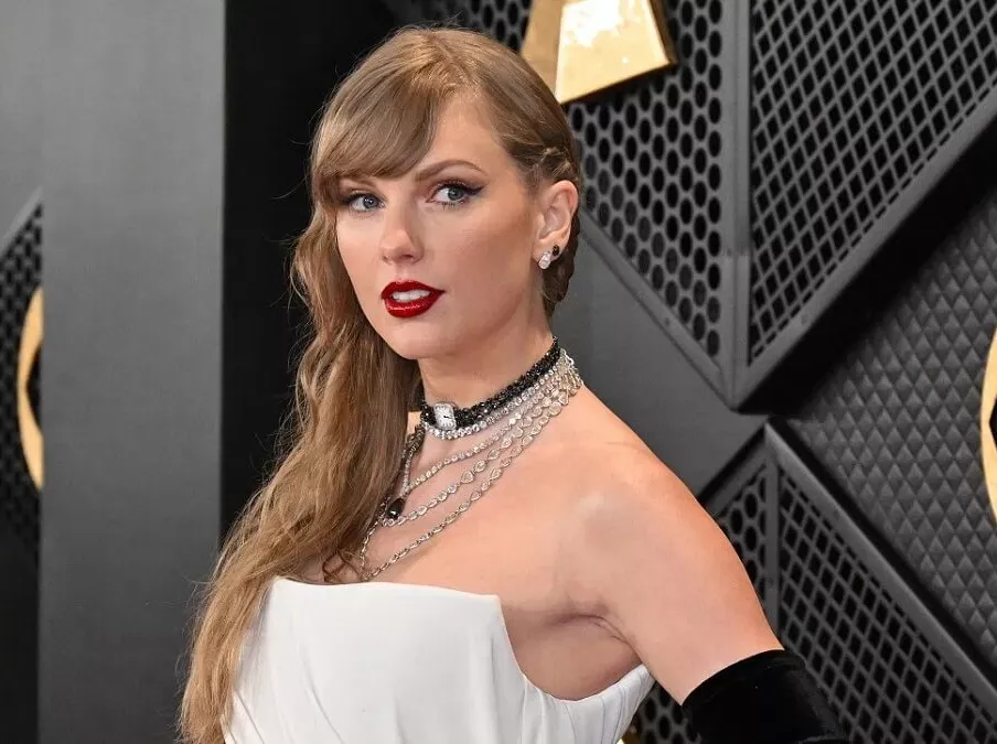 Fausse alerte fiançailles de Taylor Swift, un professeur piégé et la viralité explosive du canular