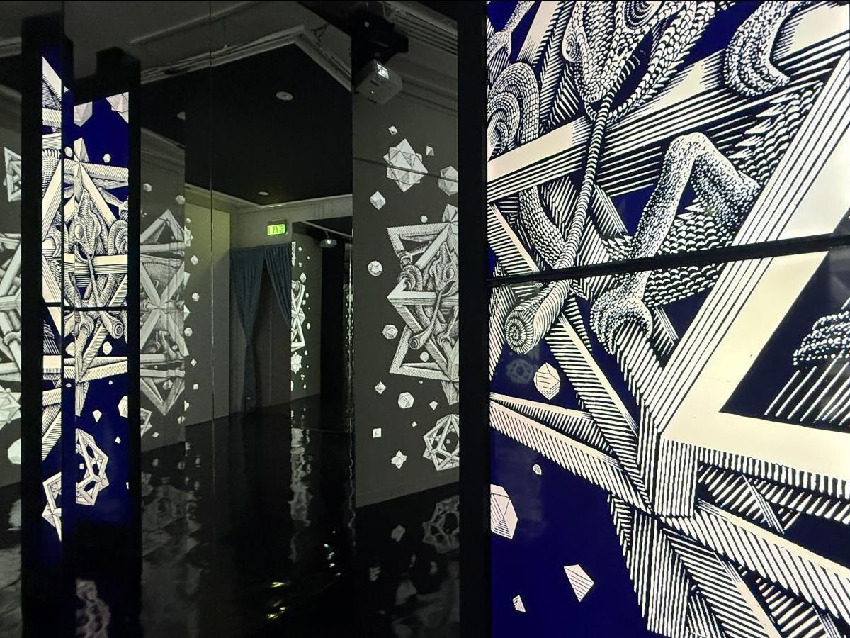 M.C. Escher à Paris : Quand l’Illusion Géométrique défie notre Réalité Augmentée