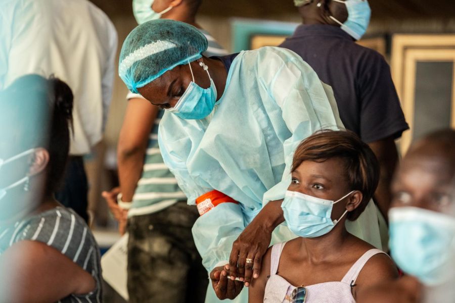 OMONDO SANTÉ - Polémique autour du vaccin contre le COVID-19 : nouvelles données sur son efficacité