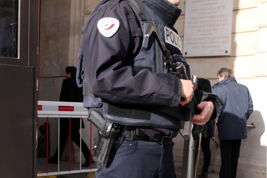 Paris – Un homme interpellé avec trois couteaux devant un commissariat, trois policiers légèrement blessés