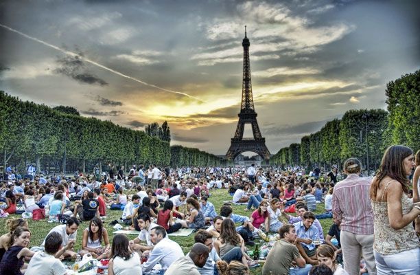 Paris vous invite vivre un « pique nique , géant » aux Champs-Elysées, en France