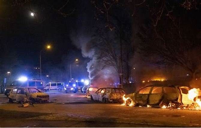 Southport en feu.  Violences d'extrême droite racistes, lieux de culte musulmans en danger, la faute aux réseaux sociaux ? qui est l’influenceur  TONNY ROBINSON