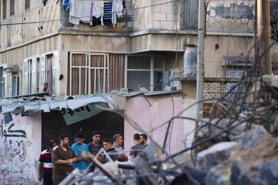 Des militants placent 230 lits vides sur la place Habima de Tel Aviv en hommage aux otages du Hamas