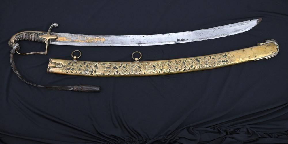 Un sabre de Napoléon aux enchères à Paris : Mythe, histoire et enjeux d'une vente exceptionnelle.