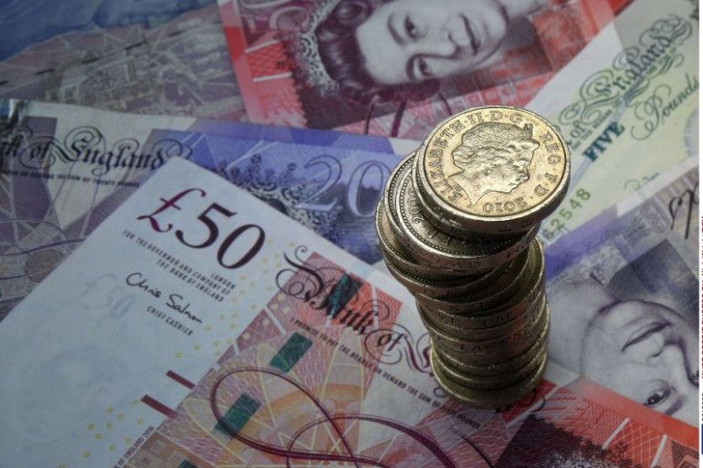 Le Royaume-Uni entre dans la saison d'Halloween hanté par un spectre bien réel : une inflation galopante qui ronge le pouvoir d'achat des ménages et plombe toute perspective de croissance économique significative. Le phénomène est désormais surnommé l'"Inflation Squelette" par la presse économique, car elle s'attaque aux fondamentaux de l'économie britannique. Et selon une étude approfondie de la London School of Economics, la cause principale réside dans les conséquences structurelles du Brexit. L'Effet Ciseau sur les Prix Si l'inflation est mondiale, son intensité et sa persistance au Royaume-Uni sont exceptionnelles. L'étude met en évidence un "effet ciseau" doublement pénalisant. D'un côté, les nouvelles barrières douanières et la complexité des règles d'origine ont renchéri le coût des importations, alimentant directement l'inflation sur le prix des biens de consommation. De l'autre, le Brexit a provoqué une pénurie de main-d'œuvre aiguë dans des secteurs clés (logistique, hôtellerie, santé), obligeant les entreprises à augmenter les salaires pour attirer des travailleurs, ce qui se répercute sur les prix finaux. Le gouvernement est pris entre le marteau de la Banque d'Angleterre, qui maintient des taux d'intérêt élevés pour juguler la hausse, et l'enclume d'un public exaspéré par la dégradation du coût de la vie. Le Mythe de la Souveraineté Retrouvée Le paradoxe est que le marché intérieur britannique, censé être libéré des contraintes de l'UE, souffre désormais d'une rigidité inédite. Les chaînes d'approvisionnement sont fragilisées et les investissements étrangers se montrent frileux. Pour les économistes, le Brexit n'a pas seulement été un choc commercial, mais un choc de productivité. Le gouvernement se trouve dans une position intenable : il doit admettre les coûts du divorce avec Bruxelles sans renier le vote populaire. L'Inflation Squelette est la preuve que le fantôme de la sortie de l'UE est le véritable maître des finances publiques britanniques.