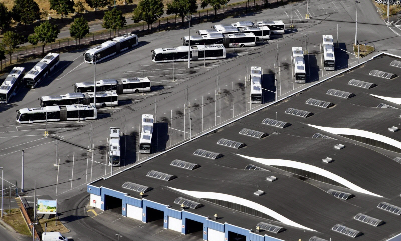 OMONDO ÉCONOMIE - La Caisse des Dépôts étudie la possibilité d'une privatisation de Transdev Un tournant potentiel pour le secteur des transports publics en France