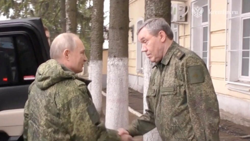 Visite en uniforme militaire à Koursk, Poutine ordonne à son armée de « libérer complètement » la région des forces ukrainiennes