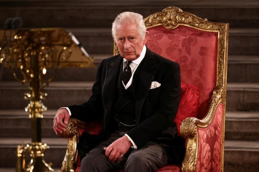 Le roi Charles lll est arrivé au Kenya pour une visite de travail. Sa première en tant que roi dans le pays du commonwealth , qui suscite de fortes attentes alors que le Royaume Uni est sous pression pour affronter son passé colonial. Cette visite de 4 jours du roi et de la reine Camilla, intervient juste avant que le Kenya célèbre en décembre prochain les 60 ans de son indépendance et soulignera le partenariat solide et dynamique entre le Royaume Uni et le Kenya, a indiqué l'ambassade britannique dans un communiqué. Elle permettra de mettre en valeur le meilleur de ce pays, de ses jeunes entrepreneurs de la tech, ainsi que de ses "magnifiques forêts et Littoral" avait indiqué le compte officiel de la famille royale sur X ( ex-twitter). Le déplacement du couple royal permettra aussi  "d'évoquer les aspects les plus douloureux de l'histoire commune du Royaume Uni et du Kenya " dans les années précédent l'indépendance, a assuré le palais de Buckingham.