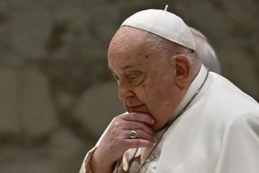 Pape François Hospitalisé : État "Stable" Mais Inquiétudes Persistantes - Quelles Conséquences pour le Vatican ?