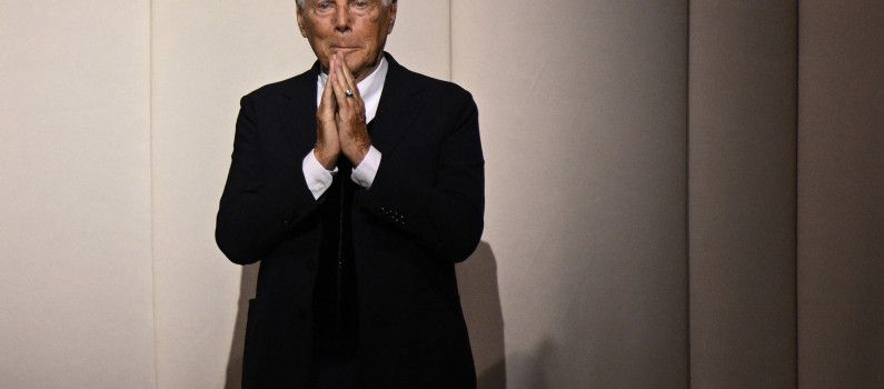 Mort de Giorgio Armani : Inhumation dans l’intimité familiale – Un géant de la mode s’éteint