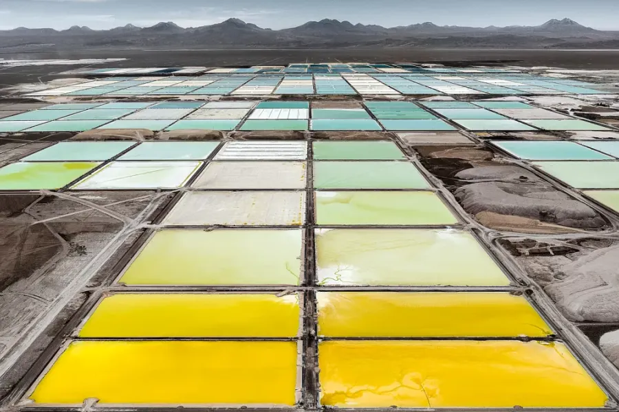 Lithium : La bataille des mines au Chili et au Zimbabwe pour sécuriser les batteries de Tesla et BYD