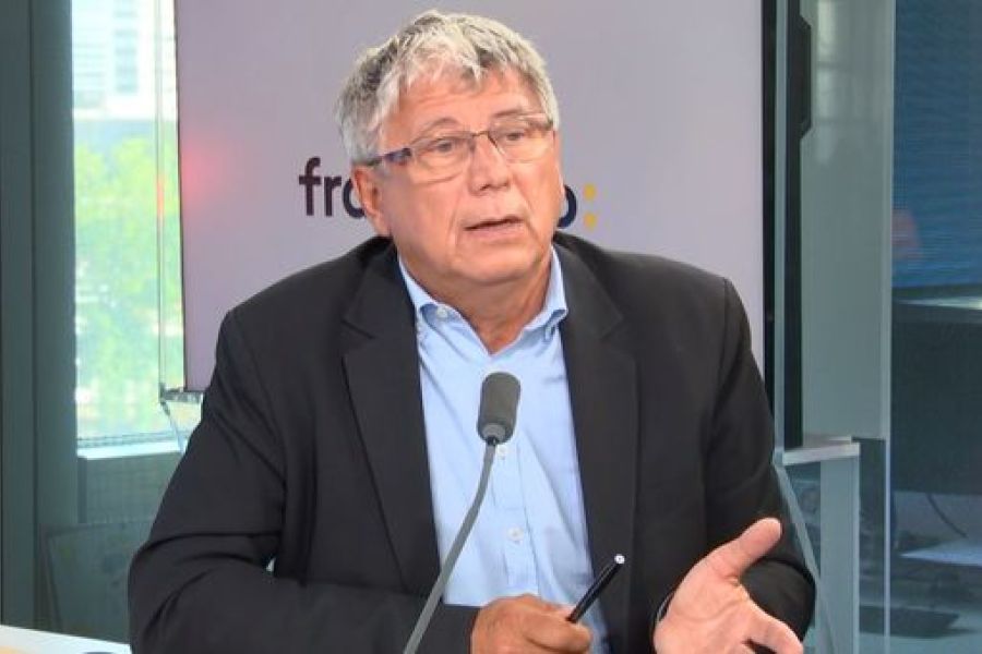 Coup de force législative en France : le député Éric Coquerel propose d'interdire la multipropriété des clubs de football