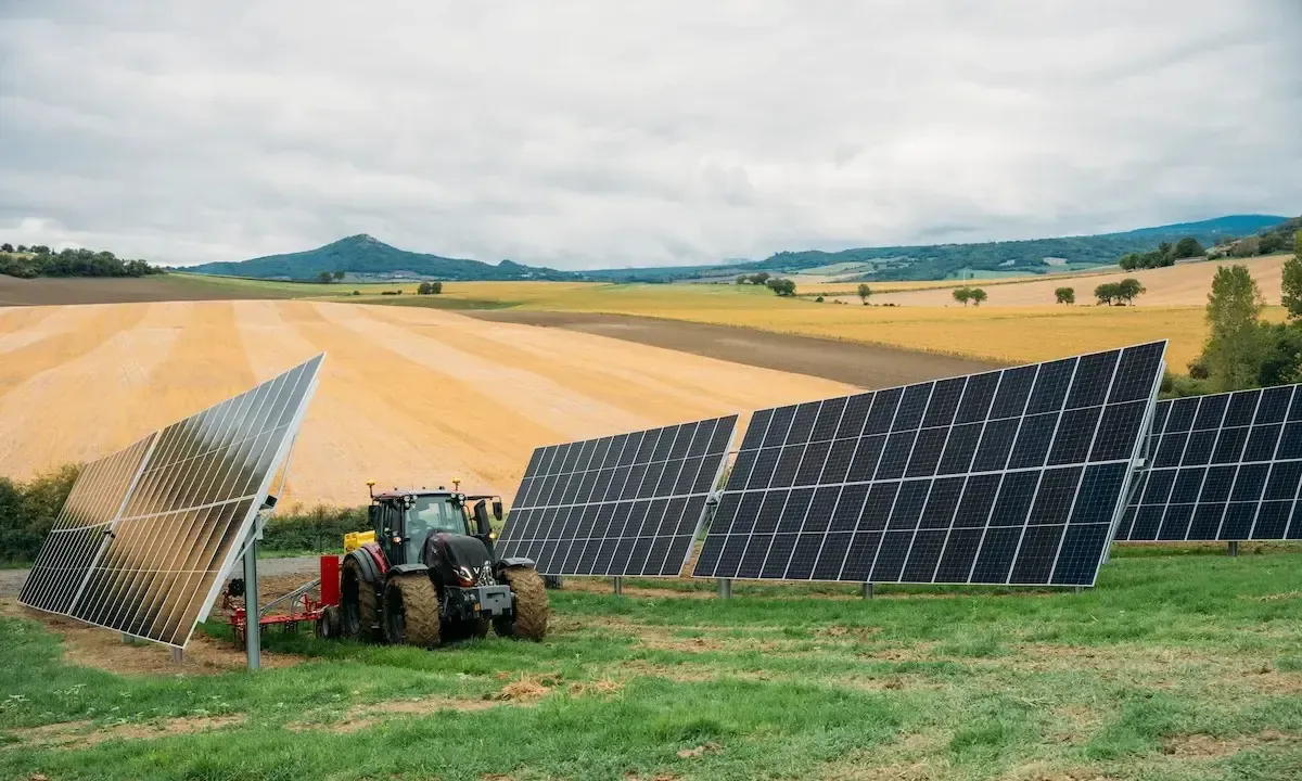 Agrivoltaïsme : Comment la France et l’Italie dopent leurs rendements agricoles grâce aux panneaux solaires mobiles