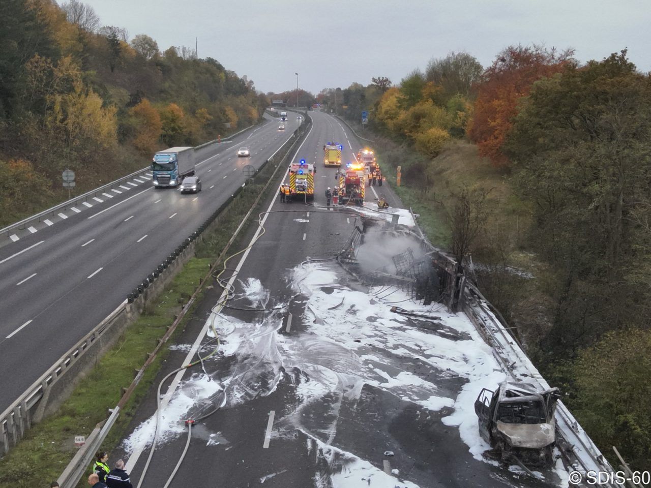 OMONDO FAITS DIVERS - Oise : un camion percute une voiture et s'enflamme sur l'autoroute A1